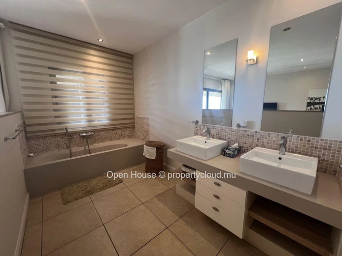 Penthouse pieds dans l'eau, vue panoramique sur la mer et la plage de trou aux biches, 3 chambres en suite. Piscine.