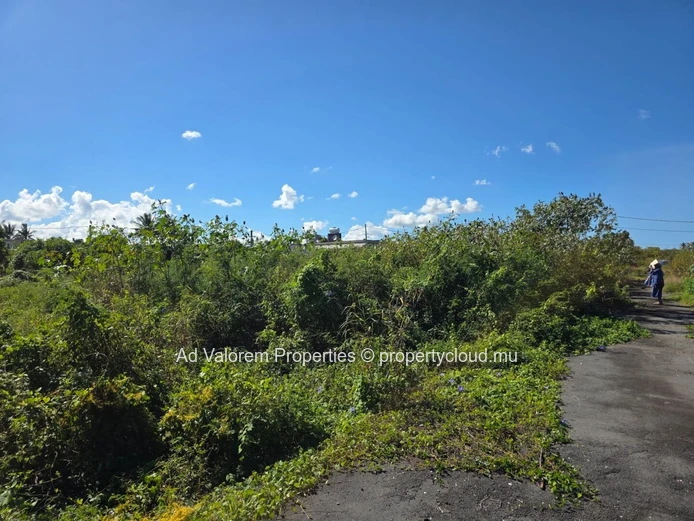 Terrain résidentiel à vendre à Riambel – Cadre paisible avec vue sur les montagnes