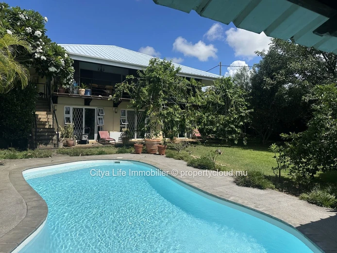 Maison d'architecte 4 chambres avec piscine à vendre à Calodyne