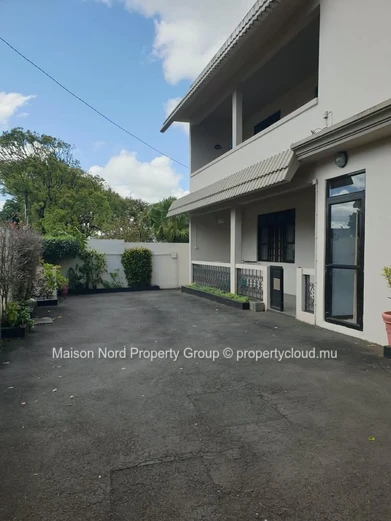 Duplex a Vendre idéalement située a Curepipe
