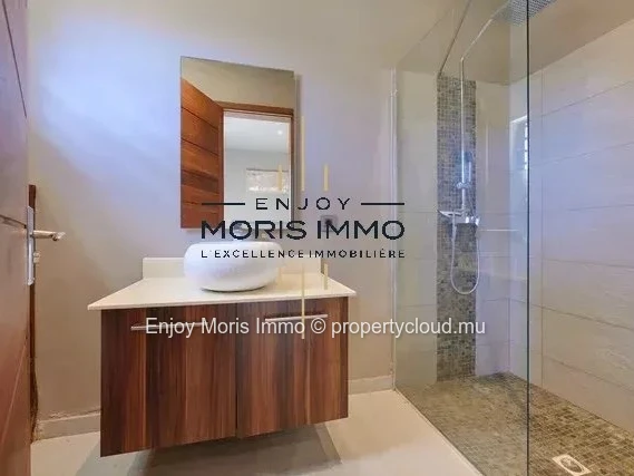 Villa contemporaine 4 chambres + bureau– Grand Baie | 330 m² | Piscine privée | Villa meublée