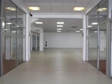 For sale - Unfurnished commercial building of 1420 m2 well located in Phoenix.