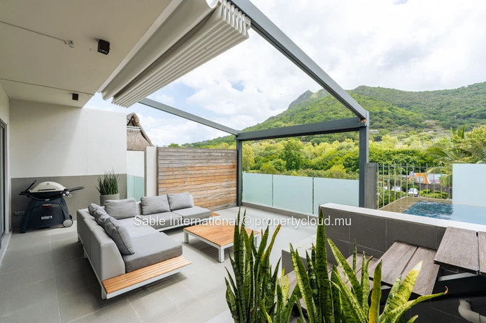 Penthouse PDS à vendre à Tamarin, Rivière Noire. Terrain de 210m², 3 chambres, piscine privée, vue rivière et montagne.