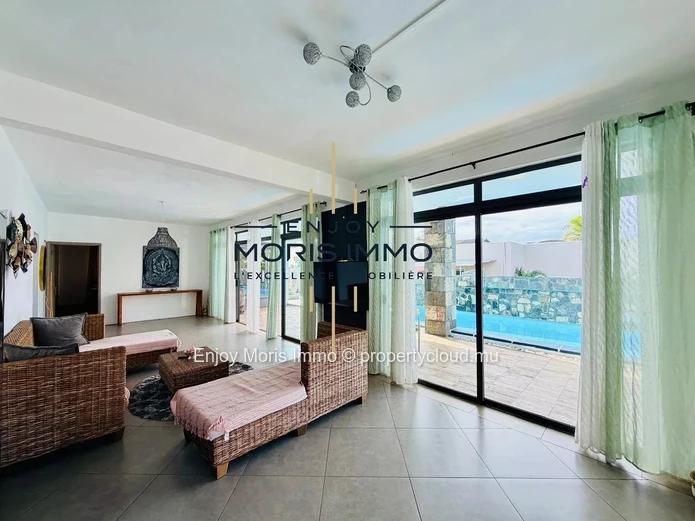 Modern 3-Bedroom Villa with Pool – For Rent in Grand Bay