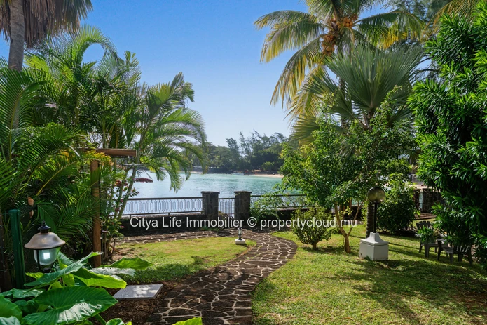 Modern 4-Bedroom Triplex with Office to Rent in Pereybere
