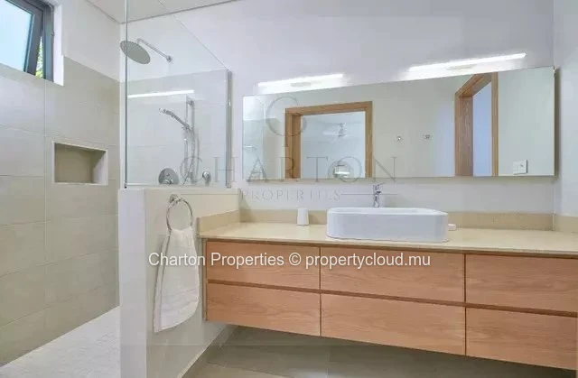 Villa de plain-pied de 4 chambres en suite avec studio indépendant et piscine privée