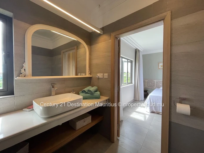 Exceptional Duplex Penthouse: 259 m² Just 200m from the Beach