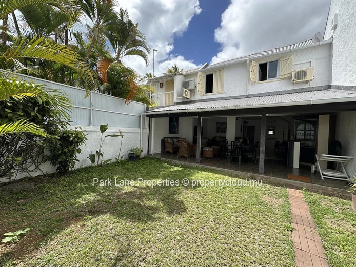 Live in the heart of Grand Bay, close to all commodities!
