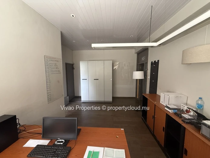Bâtiment industriel de 1670m² à vendre à Phoenix avec un terrain de 4560m² - Rs 100m