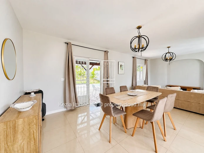 Family Villa With Swimming Pool And Garden