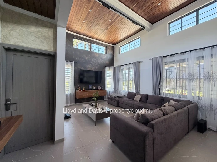 Spacious 4-Bedroom House with Veranda in a Lush Green Setting in Deux-Bras