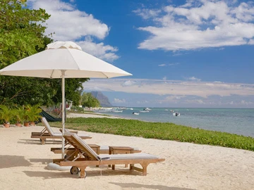 Luxury Waterfront Apartment – 3 Bedrooms with Direct Beach Access