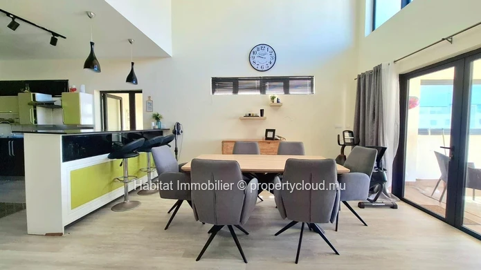 Découvrez un mode de vie élégant dans ce 183m² duplex penthouse entièrement meublé, alliant espace, praticité et empl...