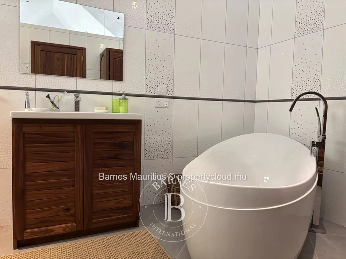 BEAU VALLON - Maison de 493 m² sur terrain de 1 630 m² - 4 chambres