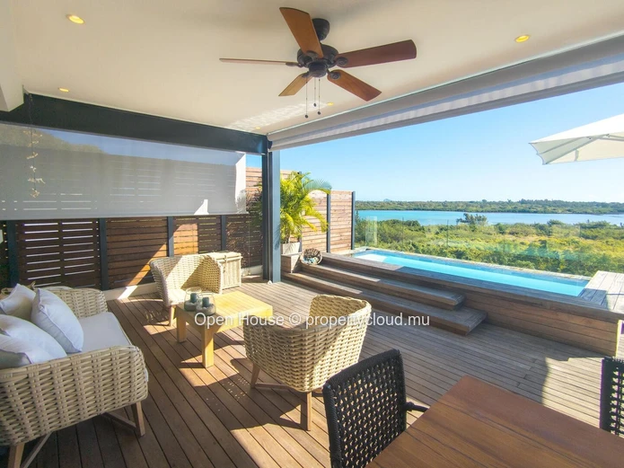 Luxurious penthouse facing the sea in the heart of a prestigious estate. 3 bedrooms, Master suite. Pool and restauran...