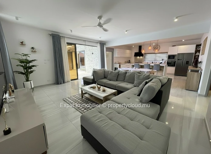 SINGLE-LEVEL VILLA WITH 3 BEDROOMS, SWIMMING POOL AND TROPICAL VERANDA – Grand Baie