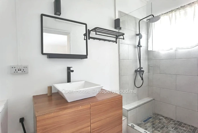 Appartement meublé à louer à Rivière Noire - Black River, 85m², 2 chambres, piscine commune, équipements de cuisine e...