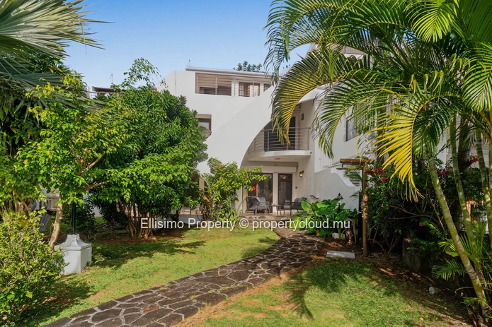 Beachfront Triplex for Rent – Pereybere