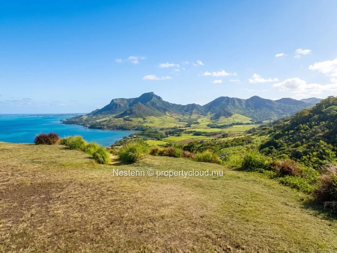Terrain exclusif à flanc de colline avec vues sur la côte et la montagne 