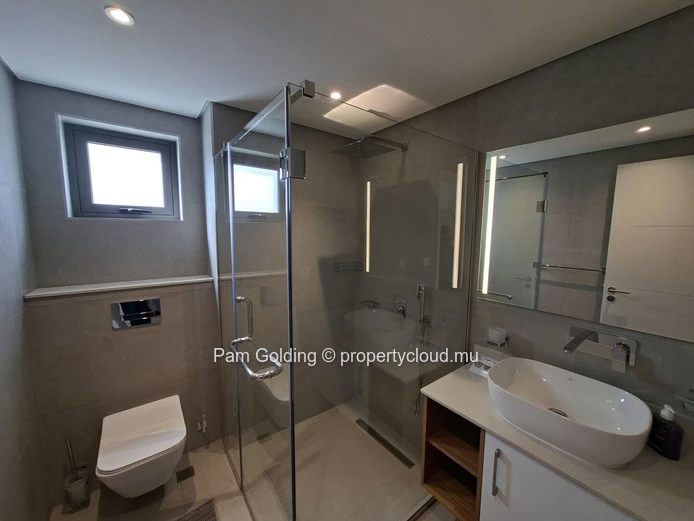 Appartement de 3 chambres récemment mis sur le marché à La Pointe Phase 2 | Confort moderne et art de vivre côtier