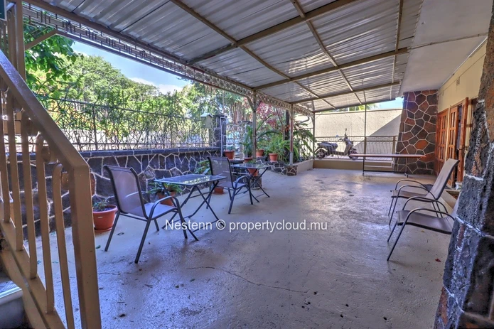 Seafront commercial property 