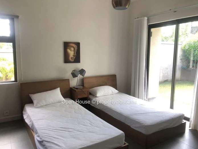 Villa PDS à vendre à Péreybère, 221m² habitables, terrain de 681m², 3 chambres + 1 bureau, piscine privée, 1 garage e...