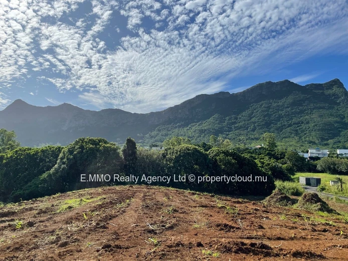 1,273 m² residential plot with mountain views – Rive Gauche, Moka