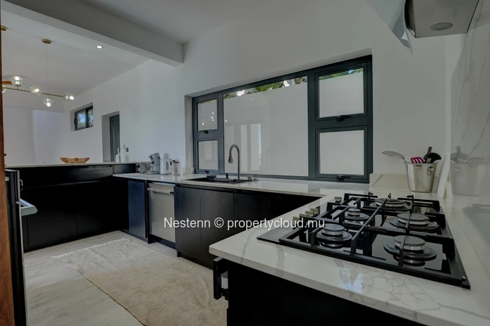 Maison moderne de 226 m² dans le Morcellement Fairview.