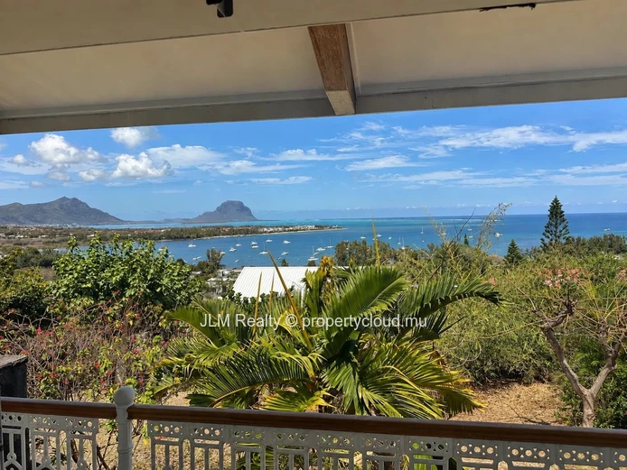Villa d’exception à louer à Rivière Noire, Île Maurice – Vue panoramique sur Le Morne et l’océan