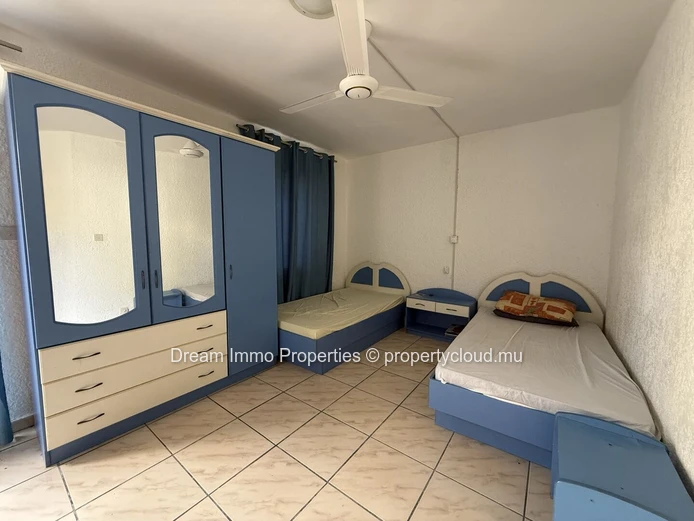 Spacieux triplex meublé de 3 chambres avec jardin privé à Flic en Flac – Ile Maurice