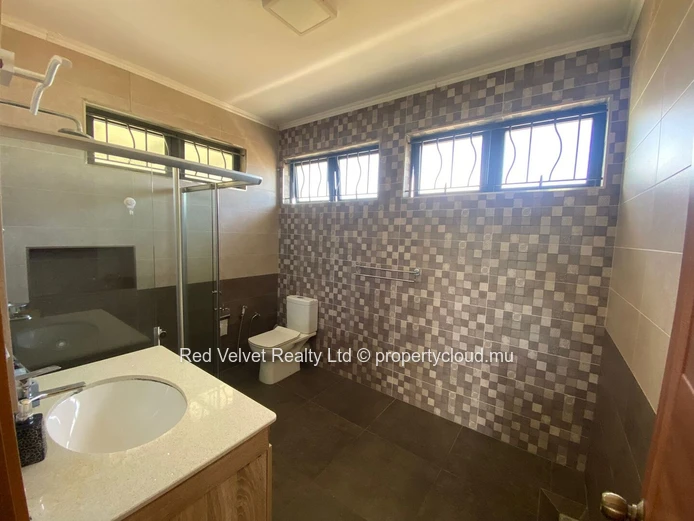 Luxury 4-Bedroom Furnished House for Rent – Le Bout du Monde, Ebène – 390 m²