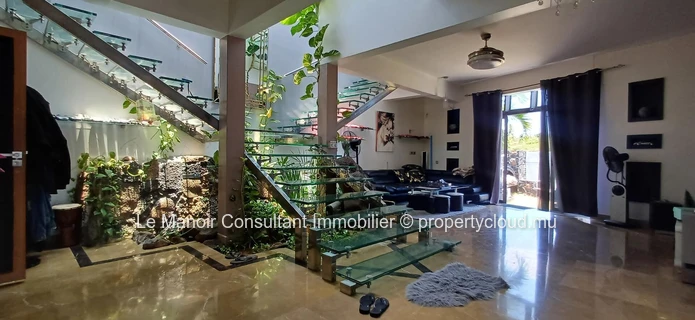 Villa d’Exception Pieds dans l’Eau avec 2 piscines, Accès Direct à la Mer, Business Locatif Actif et Vue Panoramique