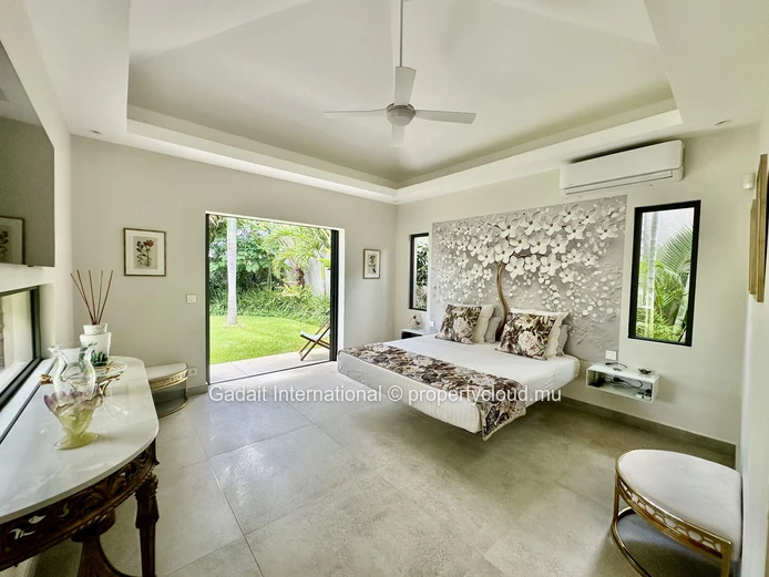 Villa contemporaine avec piscine à débordement et pergola bioclimatique à Grand Baie