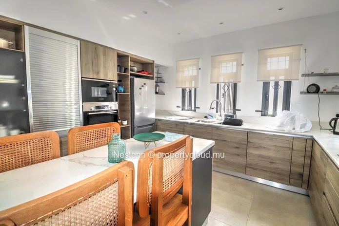 Viila avec 4 chambres, un espace bureau et une cuisine entièrement équipée