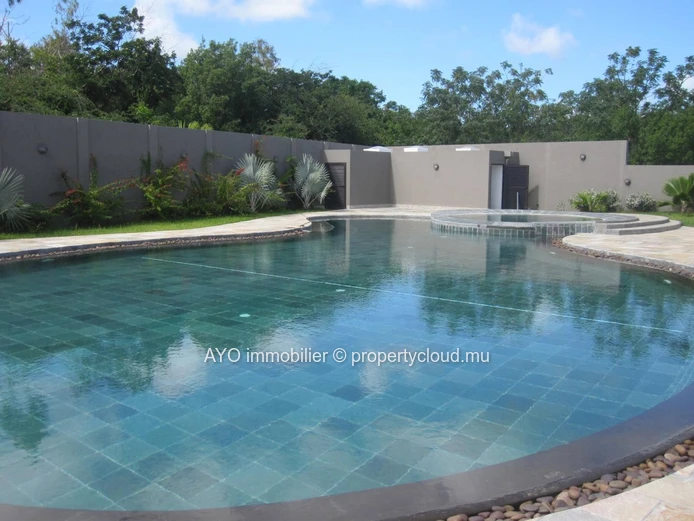 A louer dans une résidence sécurisée - Duplexe spacieux style moderne + piscine commune à Pereybere