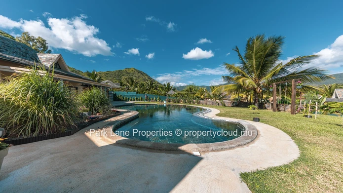 Charmante maison familiale au pied de la montagne avec un jardin tropical luxuriant et des vues spectaculaires