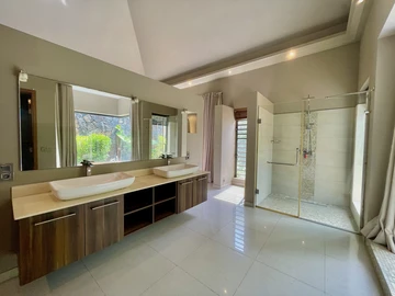 5 Bedroom Villa