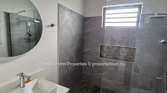 Location Superbe Penthouse Vue Mer & Montagne A Flic En Flac – Ile Maurice
