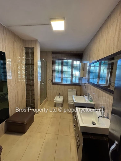 Villa 4 chambres à louer - Floreal, Curepipe | 110 000 roupies par mois | Terrain de 50 perches | 6 000 pieds carrés