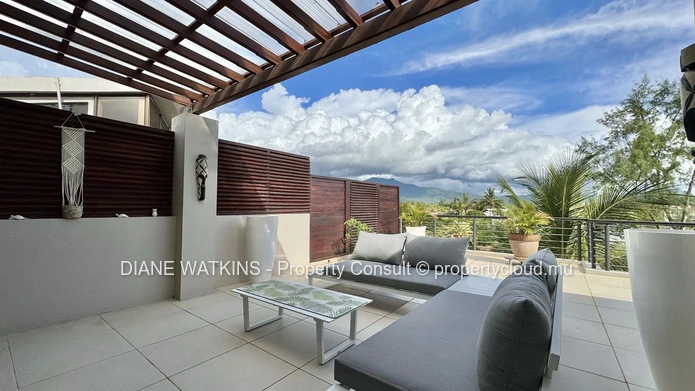4-bedroom penthouse for sale in La Preneuse, walking distance to the beach with panoramic terrace and mountain views