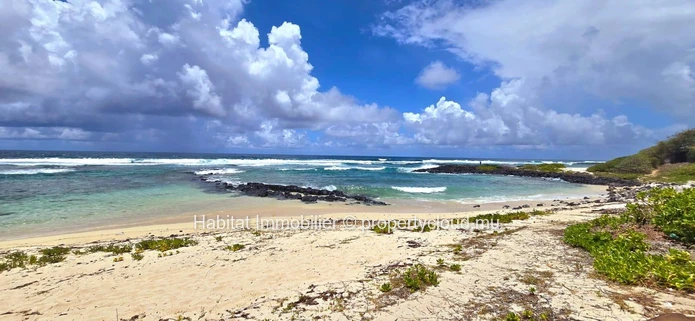 Unfurnished house of 290m² on a leasehold land of 680 toises with private access to the sea  at Poste Lafayette