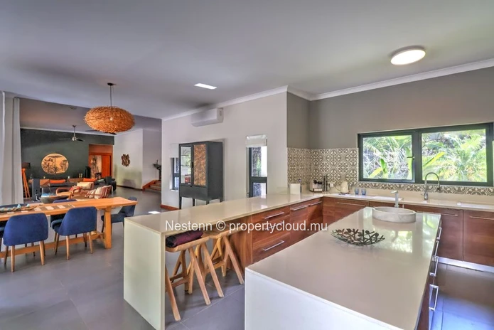 Superbe propriété de plain pied de 4 chambres située dans un écrin de verdure