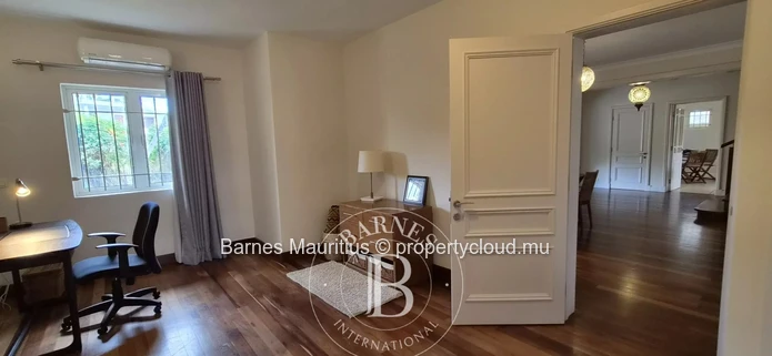 QUATRE BORNES - Maison et bureau jumelés à vendre - 450 m²