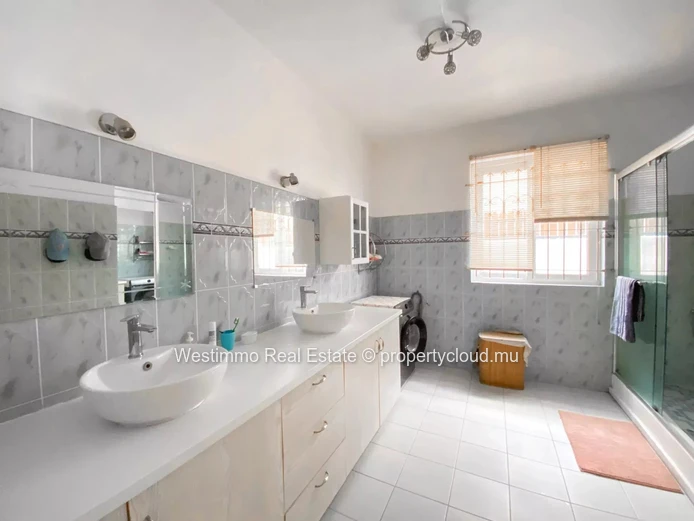 PEREYBERE - Seasonal rental 3-bedroom apartment on the ground floor of a villa
