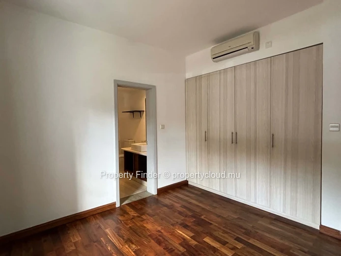Charming Ground-Floor Apartment with Lagoon and Le Morne Views in Black River