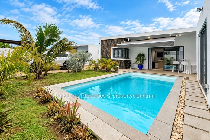 Villa contemporaine avec piscine et charme tropical
