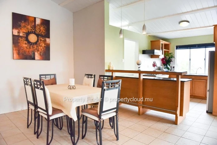 Estate Villa with Airbnb Guest Suites, Squash Courts & Sea Views - For sale - Tamarin