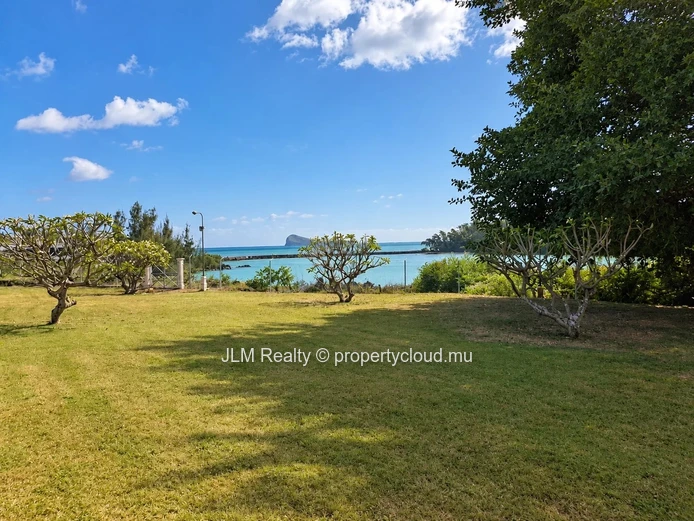 For sale: Seafront villa with walking access to the beach in Calodyne, Mauritius