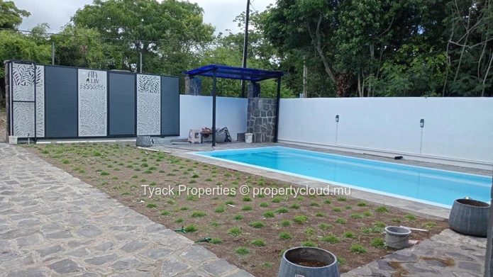 Villa Meublée de 4 Chambres avec Piscine à Vendre à Calodyne