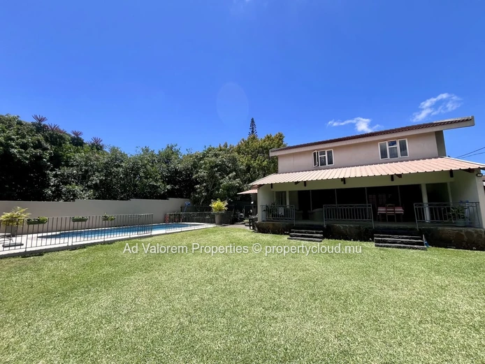 À vendre – Maison familiale avec piscine et écrin de verdure à Moka